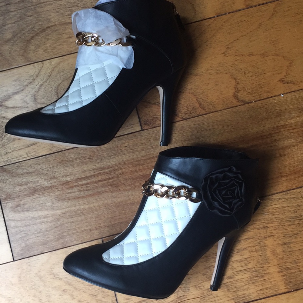 Madison two tone bootie with chain and flower so 8